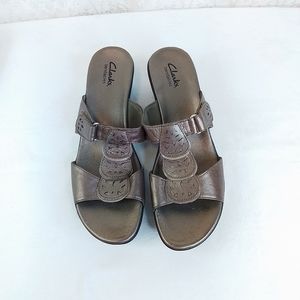 Clarks bendables gold color adjustable open toe wedge sandals 9 1/2 N